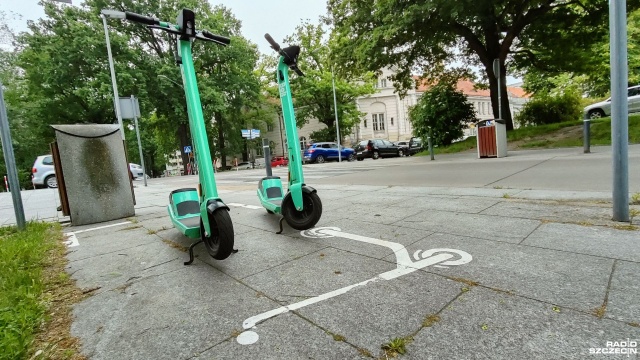 Kołobrzeg chce uporządkować funkcjonowanie elektrycznych hulajnóg na terenie miasta. Na ulicach powstały parkingi dla jednośladów.