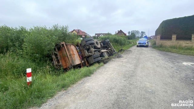 Na ulicy Witosa do rowu wpadła śmieciarka. Do zdarzenia doszło około 9.