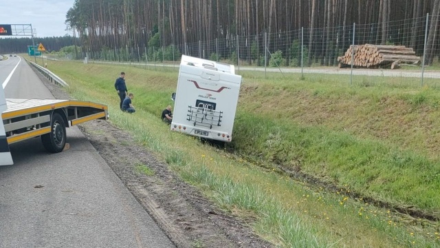 Kamper wpadł do rowu przy drodze S6. Do zdarzenia doszło na wysokości lotniska w Goleniowie.