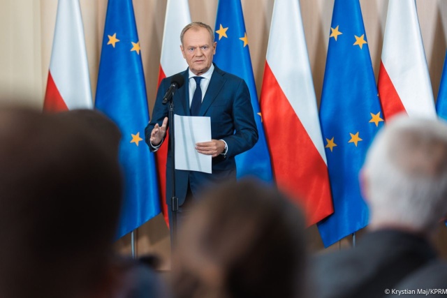 Bezpieczeństwo mieszkańców i szczegóły dotyczące strefy buforowej. O godzinie 10 rozpocznie się narada premiera Donalda Tuska z wojewodami. Rozmowy odbędą się w Białymstoku.