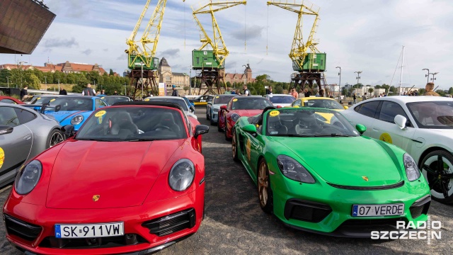 Setka samochodów marki Porsche z piskiem opon wyruszyła ze szczecińskiej Łasztowni.