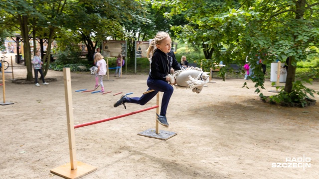 Park Międzyosiedlowy przy ulicy Kutrzeby na szczecińskim Pogodnie zmienił się w tor wyścigów konnych.