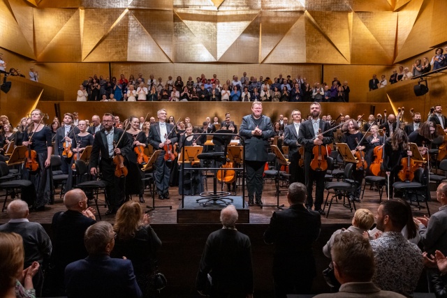 Wzruszający wieczór z owacjami na stojąco i bisami. Wczoraj, 14 czerwca 2024 roku Filharmonia im. Mieczysława Karłowicza w Szczecinie zakończyła jubileuszowy sezon artystyczny 20232024, w którym świętowano 75-lecie Orkiestry Filharmonii oraz 70-lecie samej instytucji. Gościem specjalnym wieczoru prowadzonego przez Rune Bergmanna był jeden z najwybitniejszych saksofonistów wszech czasów Branford Marsalis.