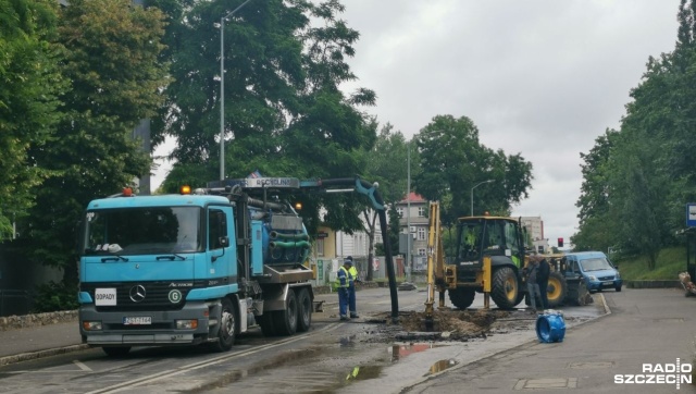 Awaria głównej magistrali wodociągowej, która biegnie pod ulicą Pierwszej Brygady niemal sparaliżowała ruch w Centrum i Śródmieściu Stargardu.