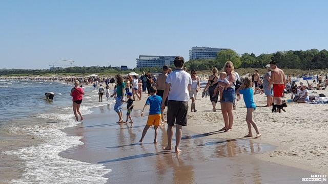 Pogodne niebo, delikatna bryza i rozgrzany słońcem plażowy piach. Tak pierwszy dzień lata wygląda w Świnoujściu.