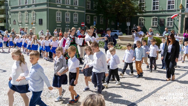 Sześciolatki ze szczecińskich przedszkoli zatańczyły Poloneza przed magistratem. To w ramach wydarzenia Pierwszy dzienniczek ucznia.