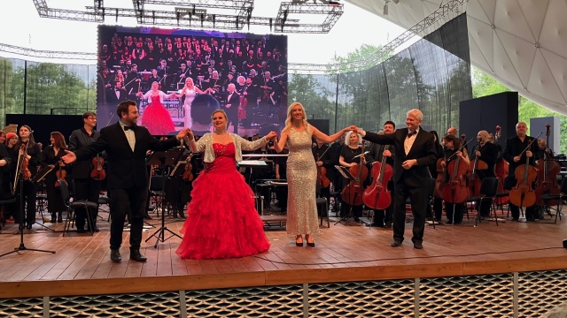 Odą do radości Ludwiga van Beethovena czyli hymnem Unii Europejskiej zjednoczone chóry polsko-niemieckie, orkiestra z Filharmonii we Lwowie i soliści zakończyli koncert Muzyka łączy narody, Arcydzieła Muzyki Filmowej w Teatrze letnim w Szczecinie.