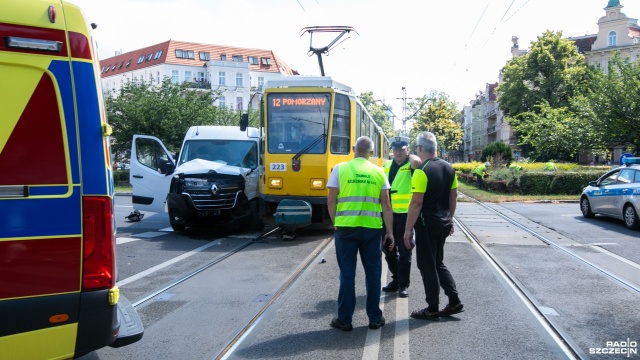 Wypadek na placu Odrodzenia w Szczecinie, według wstępnych szacunków cztery osoby są poszkodowane.