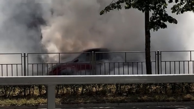 Utrudnienia na alei Piastów. Na jezdni w stronę placu Szarych Szeregów doszło do pożaru auta osobowego.