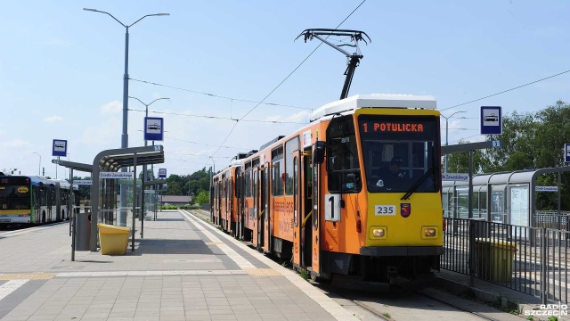 Żar leje się z nieba, gorąco jest też w autobusach i tramwajach w Szczecinie. Mieszkańcy narzekają na brak klimatyzacji w pojazdach.