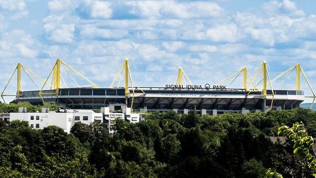 W czasie meczu Niemcy-Dania podczas piłkarskiego Euro emocje były nie tylko sportowe. Na dachu stadionu w Dortmundzie pojawił się mężczyzna, zatrzymany później przez policję, która uspakaja, że nie było żadnego niebezpieczeństwa.