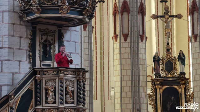 Niedzielny koncert Mariackiego Festiwalu Muzyki Organowej i Kameralnej zgromadził w stargardzkiej Kolegiacie liczne grono słuchaczy. W gotyckich wnętrzach świątyni zabrzmiały utwory epoki baroku, ale także Fryderyka Chopina w wersji na organy i muzyki filmowej Ennio Morricone.
