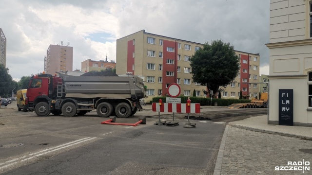 Zakorkowana w Stargardzie ulica Marii Skłodowskiej-Curie pełniąca rolę tranzytowego odcinka krajowej 20 i wojewódzkiej 106 dla jadących nad morze oraz zamieszanie na drogach dojazdowych w obrębie stargardzkiej Starówki - tak wygląda pierwszy dzień po zamknięciu ulicy Chrobrego.