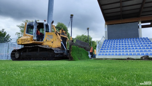 Ciężki sprzęt pojawił się na murawie stadionu im. Sebastiana Karpiniuka w Kołobrzegu. Rozpoczęła się wyczekiwana modernizacja obiektu.