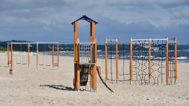 Plac zabaw stanął przy wejściu na plażę od ul. Małachowskiego w Świnoujściu.