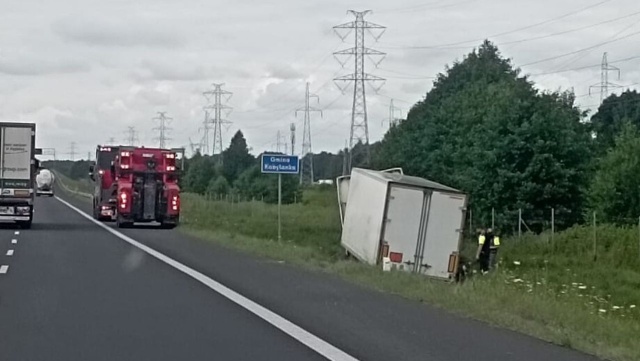 Uwaga kierowcy - utrudnienia na drodze ekspresowej S10 w Zieleniewie. Do rowu wpadła ciężarówka, trwa wyciągnie auta.