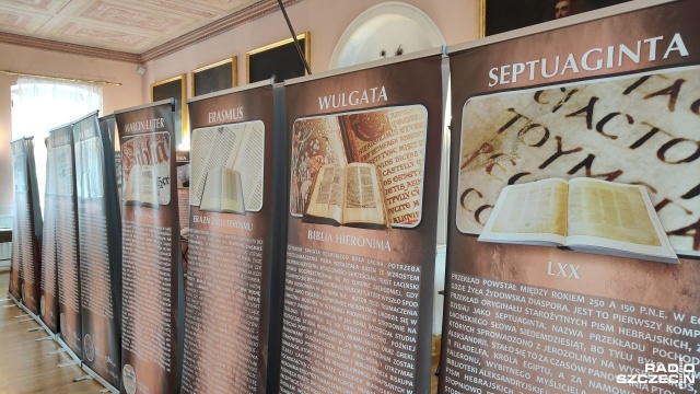 Kilkadziesiąt egzemplarzy Biblii w różnych językach oraz tak rzadkie eksponaty, jak prasa drukarska Gutenberga - to wszystko można zobaczyć w kołobrzeskim Muzeum Oręża Polskiego.