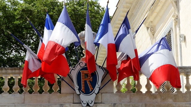 Francuscy narodowcy nie zdobędą bezwzględnej większości w niedzielnych wyborach parlamentarnych - tak wynika z pierwszego sondażu przeprowadzanego po zatwierdzeniu listy kandydatów.