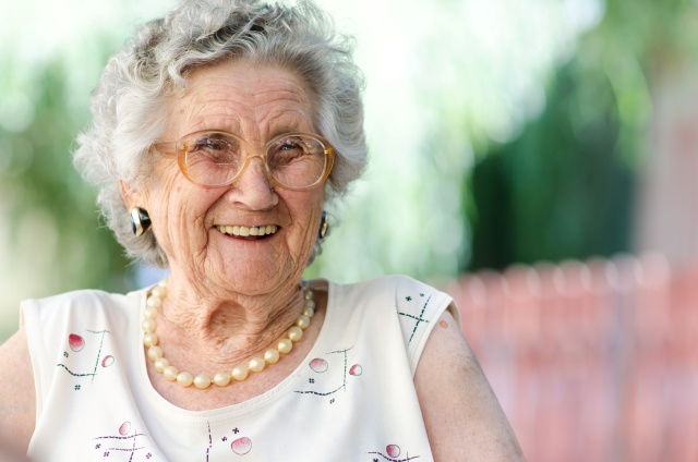 Starzenie się społeczeństwa stawia przed nami nowe wyzwania. Zwiększająca się liczba osób starszych wymaga odpowiedniej opieki, a rola opiekunki nad osobą starszą staje się coraz bardziej istotna. Praca ta, mimo że często niedoceniana, odgrywa kluczową rolę w zapewnieniu godnego i komfortowego życia seniorom. W niniejszym artykule przyjrzymy się, jakie są główne zadania opiekunki, jakie wyzwania napotyka w swojej pracy oraz jakie cechy powinna posiadać, aby skutecznie wykonywać swoje obowiązki.