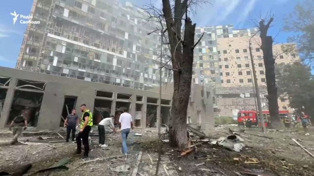 We wtorek w Kijowie ogłoszono dzień żałoby po ofiarach wczorajszego ataku rakietowego. Zginęło w nim co najmniej 27 cywilów. Rosyjskie rakiety trafiły w obiekty cywilne, w tym szpitale. Rosjanie atakowali też inne miasta.