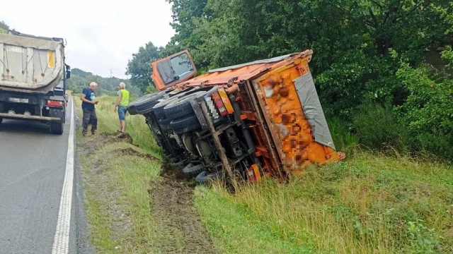 Ciężarówka zjechała z drogi i wpadła do rowu. Do zdarzenia doszło na drodze wojewódzkiej 162 w okolicach miejscowości Gościno.