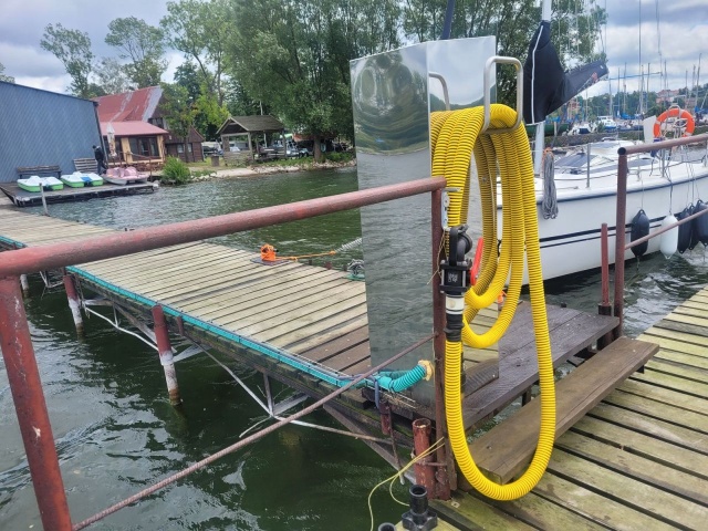 Kompaktowa oczyszczalnia ścieków została zamontowana przy jeziorze Drawsko. Jest przeznaczona dla jednostek pływających po akwenie.