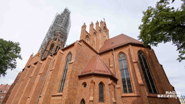 Liczy 75 metrów a jej mury pochodzą jeszcze z czasów średniowiecza. Wieża Kościoła Niepokalanego Poczęcia Najświętszej Marii Panny w szczecińskim Dąbiu po latach doczekała się remontu.