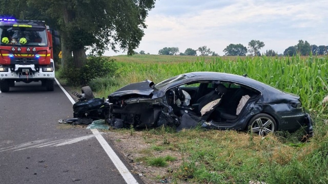Auto uderzyło w drzewo, zjechało na przeciwległy pas ruchu i dachowało. Do zdarzenia doszło na drodze wojewódzkiej nr 148 w miejscowości Zajezierze między Łobzem a Drawskiem Pomorskim.