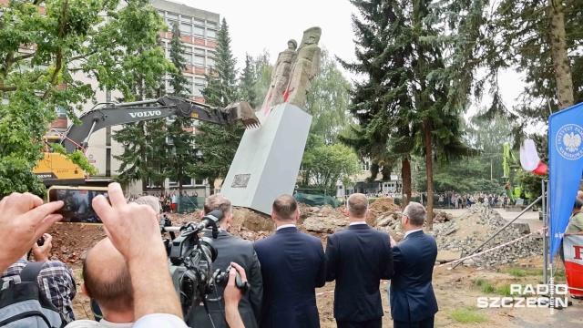 Sowiecki pomnik Braterstwa broni na Placu Wolności w Nowogardzie runął w dzień urodzin PRL-u.