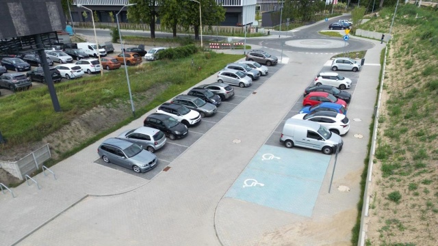 Przy ulicy 26 Kwietnia w Szczecinie można korzystać z miejskiego parkingu.