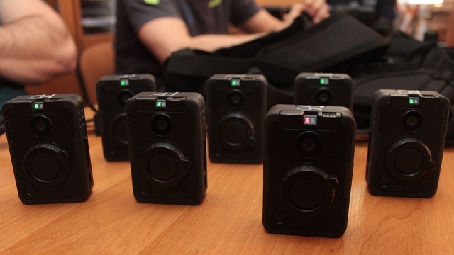 Kamery, które szczecińscy policjanci mają przypięte do mundurów nie działały przez ostatnie trzy miesiące. Przyczyną była awaria bazy danych, gdzie trafiają nagrania.