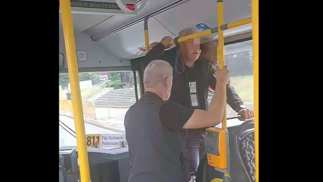 Media społecznościowe obiegł film, na którym widać, jak w autobusie linii numer 811 między kontrolerami a pasażerem wywiązuje się sprzeczka, po której doszło do rękoczynów.