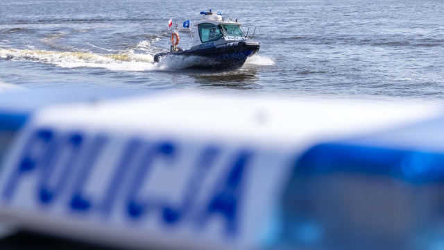 Policja zatrzymała nietrzeźwego mężczyznę. 22-latek pływał skuterem ze swoim znajomym oraz z 10-letnim chłopcem, stracił panowanie nad maszyną i cała trójka wpadła do wody.