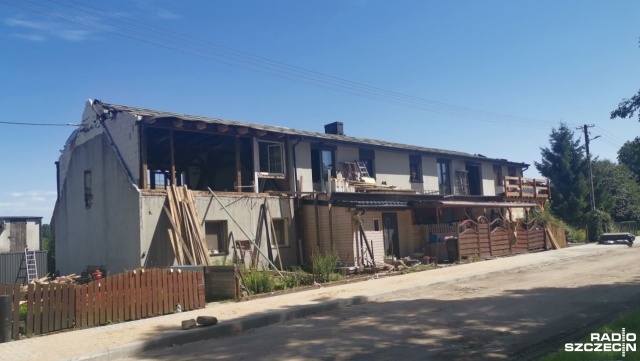 Pogorzelcy z podstargardzkiego Koszewka odbudowują swoje mieszkania, wszystko dzięki pomocy i finansowemu wsparciu ze strony mieszkańców i sąsiadów. W pożarze domu wielorodzinnego - trzy tygodnie temu - dobytek życia straciło pięć rodzin.