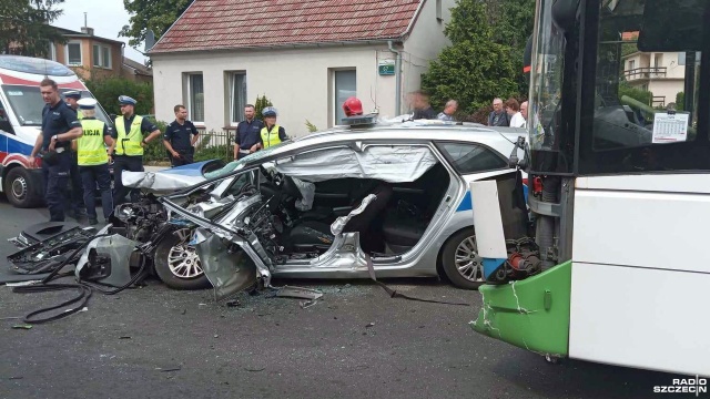 Areszt dla kierowcy Seata, przez którego doszło do zderzenia radiowozu z autobusem.