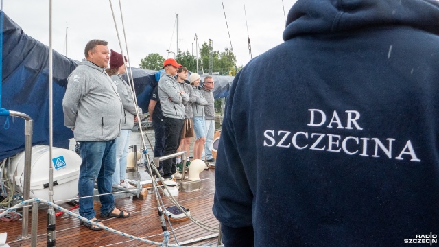 Zmierzają do macierzystego portu, z krótkim postojem w Trzebieży. Zmęczeni, ale szczęśliwi. To załoga Daru Szczecina - 55-letniej flagowej jednostki naszego miasta.