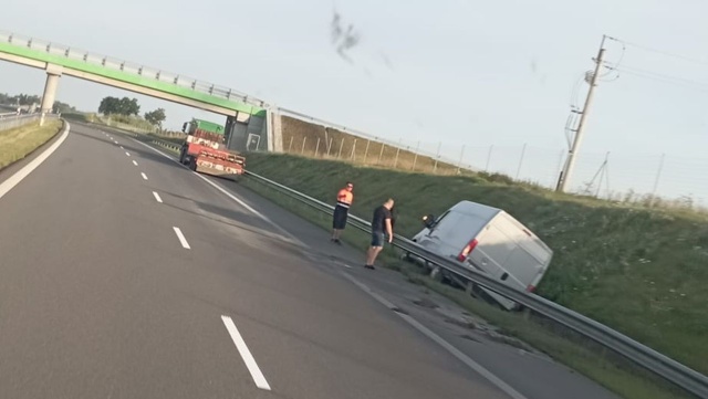 Kolizja na drodze ekspresowej S6. Samochód dostawczy uderzył w barierki na trasie między Ustroniem Morskim a Kołobrzegiem.
