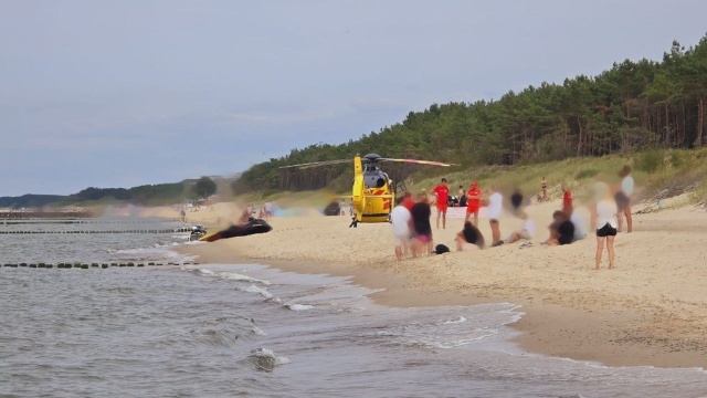 Nagłe zatrzymanie krążenia na plaży w Mielenku - jak podaje portal twojeinfo24.pl kobieta była reanimowana dwukrotnie.