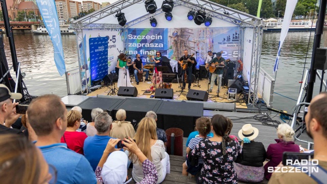 Muzyka, przy której można odpłynąć - szanty zawitały na regatową scenę przy Bulwarze Gdyńskim.