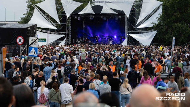 Dwa zespoły, cudowna muzyka i zadowolona publiczność, a to wszystko na szczecińskich Wałach Chrobrego. Pierwszy dzień finału The Tall Ships Races dobiega końca.