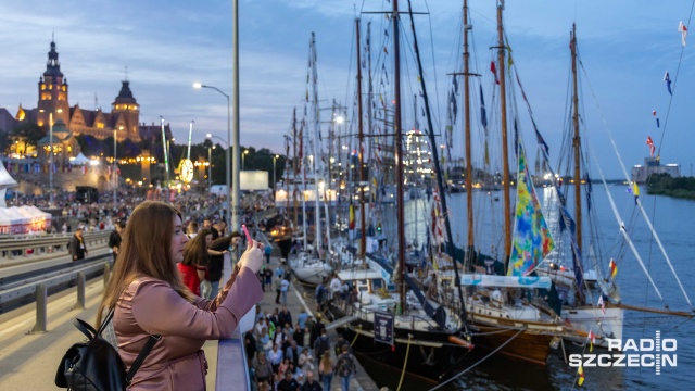 Trwają regaty The Tall Ships Races w Szczecinie. Z uroków żaglowców wieczorem i w nocy korzysta wielu szczecinian i turystów.