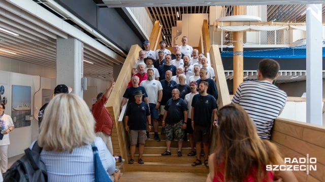 Szantowy Flash mob na schodach Morskiego Centrum Nauki podczas trwania The Tall Ships Races. Blisko 30 szantymenów z żaglowca Zawisza Czarny wyłoniło się niespodziewanie spośród odwiedzających muzeum i zaśpiewało morskie pieśni.