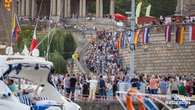 Ogromne tłumy przed Dużą Sceną na Wałach Chrobrego. Sylwia Grzeszczak, Daria Marx, Lanberry i Tribbs, to gwiazdy dzisiejszego wieczoru na finale regat wielkich żaglowców.