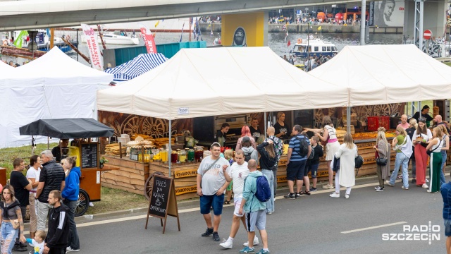 Tall Ships Races w Szczecinie to nie tylko zwiedzanie i podziwianie pięknych żaglowców. Nieodłącznym elementem morskiego święta jest wielki Jarmark pod Żaglami, na którym odwiedzający znajdą m.in. pamiątki marynistyczne, rękodzieła i lokalne potrawy.