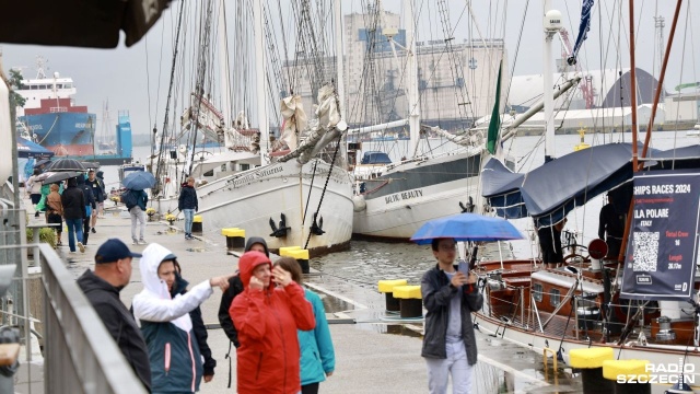 Niedziela na finale The Tall Ships Races pod znakiem deszczu - w prognozach taka pogoda ma się utrzymać do końca dnia.