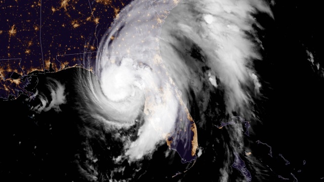 Kolejny już w ciągu miesiąca huragan dewastuje Stany Zjednoczone. W ostatnich godzinach żywioł o imieniu Debby osłabł do kategorii tropikalnej burzy o prędkości wiatru dochodzącej miejscami do 90 kilometrów na godzinę.