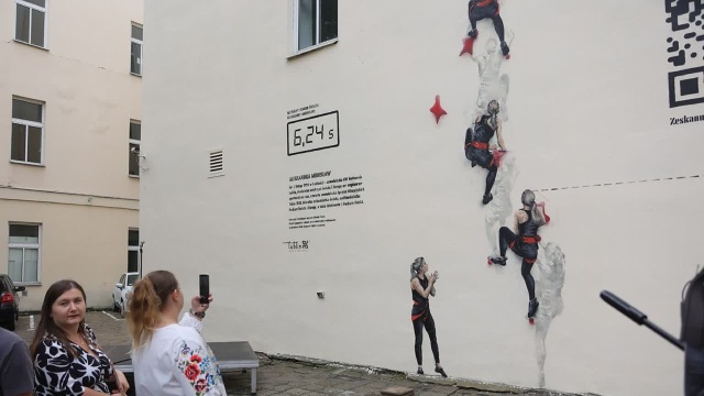 Lubelski mural poświęcony mistrzyni i rekordzistce świata we wspinaczce sportowej na czas Aleksandrze Mirosław będzie zaktualizowany - zapowiedział jego autor Michał Ćwiek.