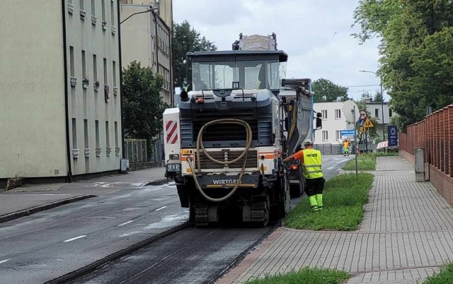 Trwający od poniedziałku remont ulicy Staszica utrudnił dojazd pacjentom do szpitala i ośrodka rehabilitacji.