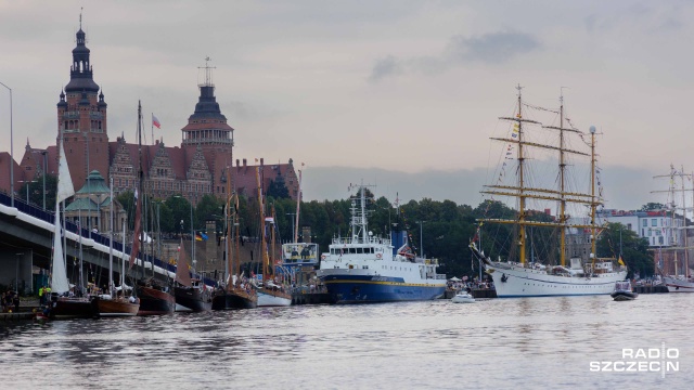 Trzy karty EKUZ, portfel, plecak i sporo czapek z daszkiem. Między innymi takie zguby czekają na odbiór właścicieli po finale regat The Tall Ships Races.