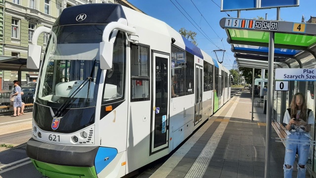 Jedna firma chce dostarczyć cztery niskopodłogowe tramwaje do Szczecina. Ofertę w przetargu złożyła firma Modertrans z Poznania. Zaproponowała niecałe 64 miliony złotych, co mieści się w założonym budżecie.